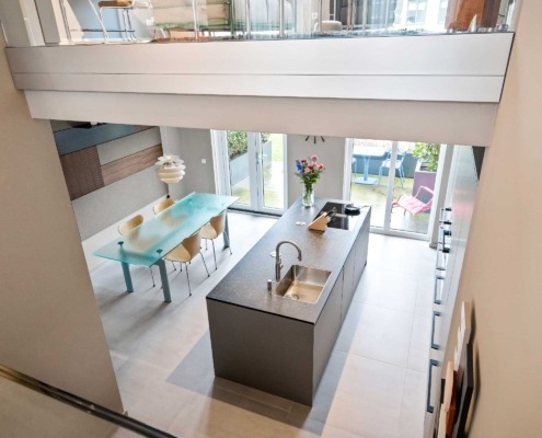 Imposant grote keuken in split level woning met strak keukendesign en veel bergruimte