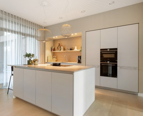 Strakke witte keuken