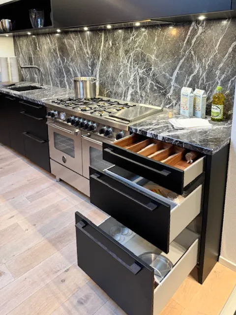 Mat zwarte Poggenpohl keuken | Showroommodel met voordeel