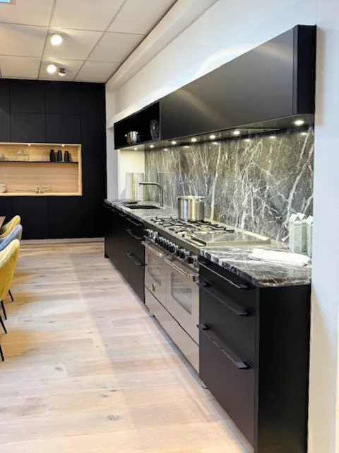Mat zwarte Poggenpohl keuken | Showroommodel met voordeel