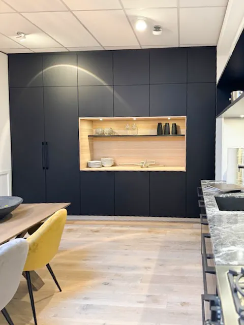 Mat zwarte Poggenpohl keuken | Showroommodel met voordeel