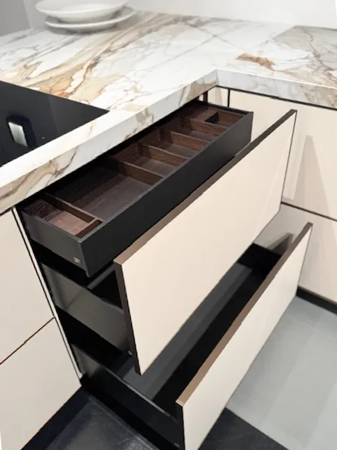 Moderne leefkeuken Poggenpohl | Showroommodel met voordeel