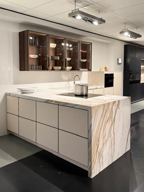 Moderne leefkeuken Poggenpohl | Showroommodel met voordeel