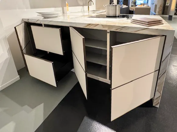 Moderne leefkeuken Poggenpohl | Showroommodel met voordeel