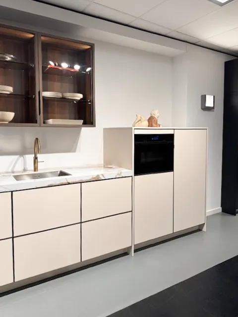 Moderne leefkeuken Poggenpohl | Showroommodel met voordeel