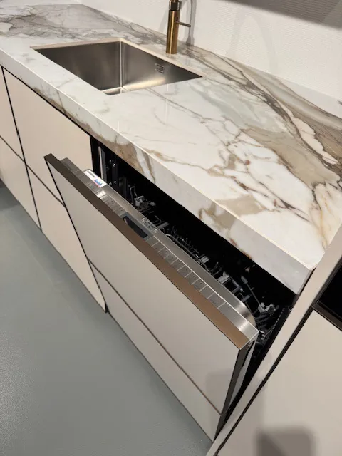 Moderne leefkeuken Poggenpohl | Showroommodel met voordeel