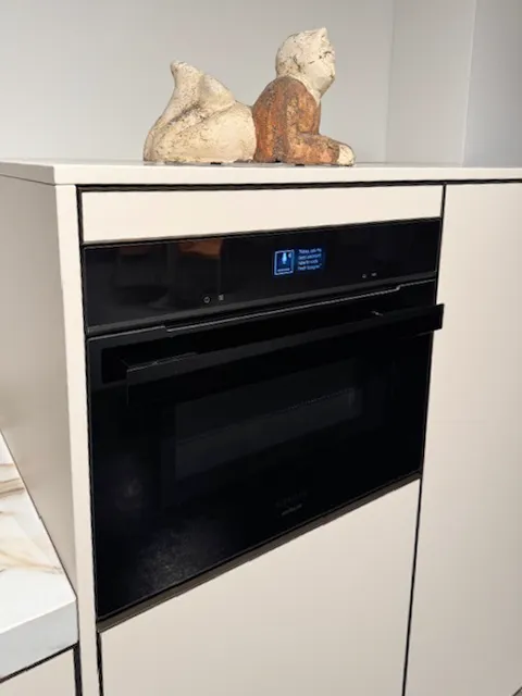Moderne leefkeuken Poggenpohl | Showroommodel met voordeel