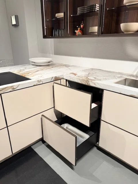 Moderne leefkeuken Poggenpohl | Showroommodel met voordeel